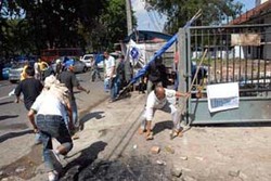 Tolak UU BHP, Mahasiswa dan Polisi Perang Batu di Makassar