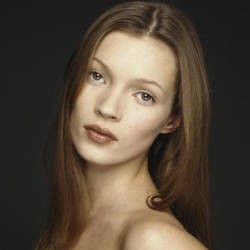 Kate Moss Pamer Dada Pasca Ribut Dengan Pacar