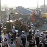 Hindari Bentrok, Penggusuran Stren Kali Jagir Ditunda