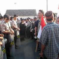 Tolak Digusur, Warga Stren Kali Jagir Hadang Aparat