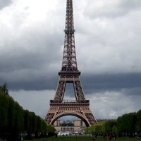 Larut dalam Romantisme Eiffel