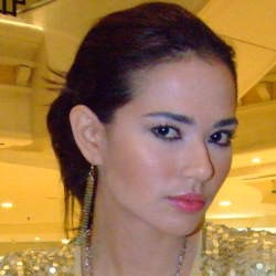 Modal Cuap-cuap di WC, Catherine Wilson Jadi Penyanyi