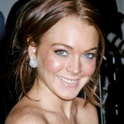 Pulang Dugem, Lindsay Lohan Nyaris Tersungkur