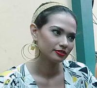 Catherine Wilson & Lipstik Merah