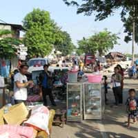 Warga Stren Kali Kuasai Jalan Raya Jagir