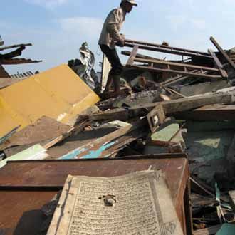 Warga Stren Kali Kuasai Jalan