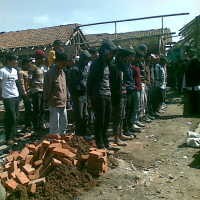 Ratusan Warga Kampung Babakan Bikin Barisan Hadang Satpol PP