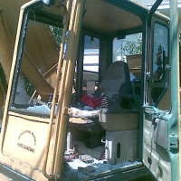 Kepala Sopir Bulldozer Bocor Dihantam Batu