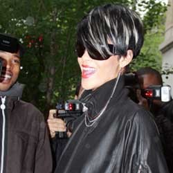 Batal Konser di Dubai, Rihanna Tebar Senyum