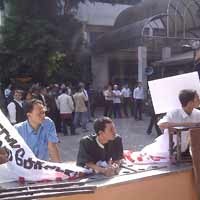 Ratusan Karyawan Hotel Garden Bikin Pagar Betis