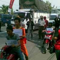 Rekonstruksi Pembunuhan Pelajar Macetkan Jalan Poros Lamongan