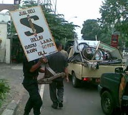 Digaruk Satpol, PKL Cat Duco dan Money Changer Tunggang Langgang