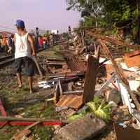 Giliran Bangunan Liar di Jalan Nias Digusur