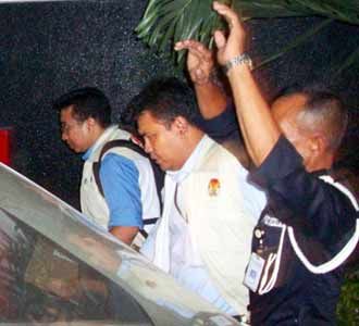 KPK Geledah Kantor PLN Distribusi Jatim