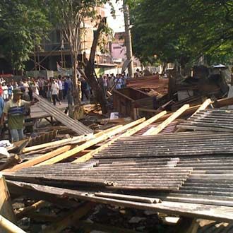 Bangunan Liar di Pinggir Rel Diratakan