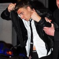 Celana Melorot, Bendtner Minta Maaf