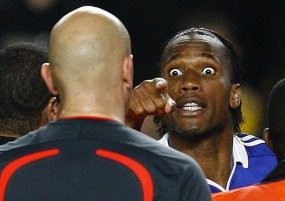 Iniesta Sang Dewa, Drogba Sang Terdakwa