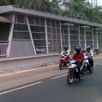 Rusak 2 Bulan, Halte Busway Pasar Induk Tak Kunjung Diperbaiki