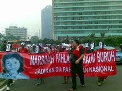 Puluhan Buruh Bertopeng Peringati 16 Tahun Marsinah