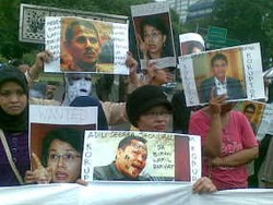 Puluhan Pendemo Datangi Istana, Desak KPK Tidak Letoi