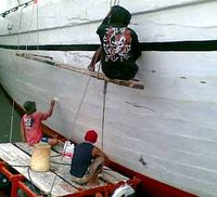 Mempercantik Kapal Tradisional