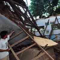 Atap Kelas Roboh, 7 Siswa Tertimpa Reruntuhan Genting