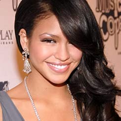 Penyanyi RnB Cassie Pamer Dada di Internet