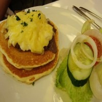 Nyam.. Nyam.. Pedas Gurih Pancake Rendang!