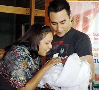 Donna dan Darius Dikaruniai Putra Kedua