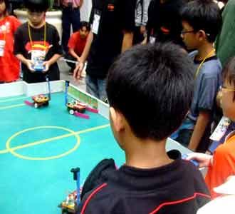 Kompetisi Robot di Braga Citywalk