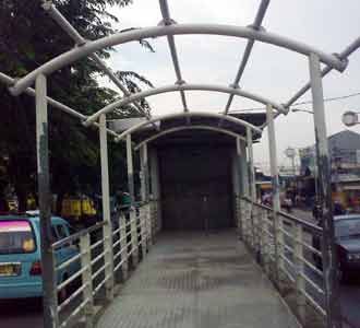 Kusamnya Halte Busway Pasar Induk