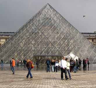Mona Lisa dan Pesona Louvre Mona Lisa dan Pesona Louvre