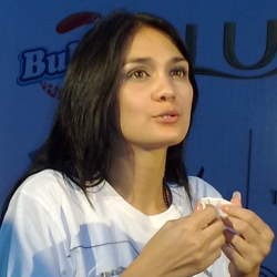 Luna Maya Tangkis Gosip Selingkuh Dengan Charly ST12