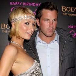 Paris Hilton Pamer Ciuman di Internet