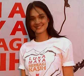 Luna Maya Berbagi Kasih