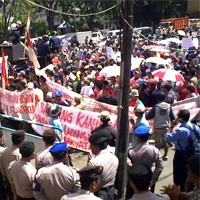 Ratusan Warga Stren Kali Geruduk Kantor Gubernur