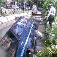 Hindari Motor, Mobil Kijang Nyemplung Sungai