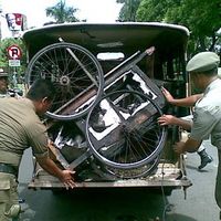 PKL Diobrak, Balita Tersiram Kuah Panas