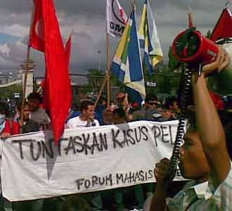 Ratusan Mahasiswa Geruduk Istana