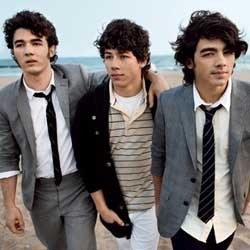 Flu Babi Bikin Jonas Brothers Tunda Konser di Meksiko