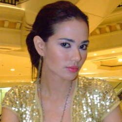 Hindari Dicatut Foto Porno, Catherine Wilson Berbikini di Rumah