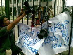 Puluhan Wartawan Demo BI Protes Pemukulan Reporter SCTV