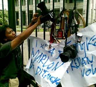 Puluhan Wartawan Demo BI