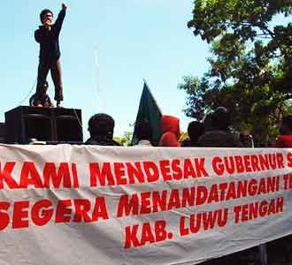 Mahasiswa Demo Gubernur Sulsel