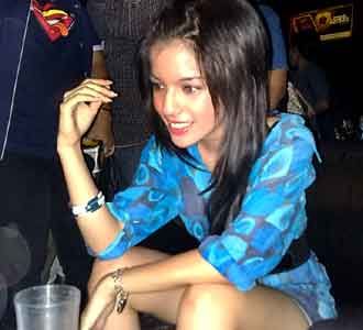 Sheila Marcia Santai Bercelana Pendek