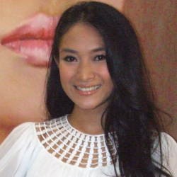 Happy Salma Tertawa Ajari Sahrul Gunawan Salat