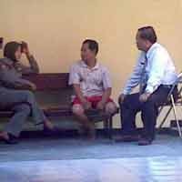 Kasatpol PP Jenguk Anak Buahnya yang Ditahan Polisi