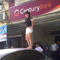 Korban Century-Antaboga Berjoget Koboi di Atap Mobil