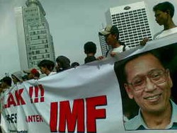 Massa Anti Boediono Aksi di Bundaran HI