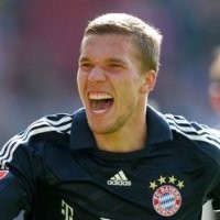 Klinsi Didepak, Poldi Bersorak